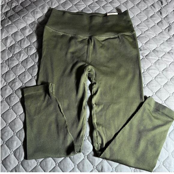 Victoria's Secret Pants - NWT Victoria’s Secret Seamless Leggings Women’s Large Green 7/8 Tight High Rise